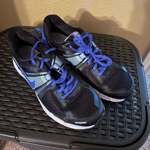 Women’s Nike Sneakers. 8.